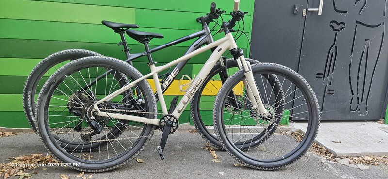 Pachet: 2 biciclete cu 2 locuri de parcare pentru ele, in Bucuresti