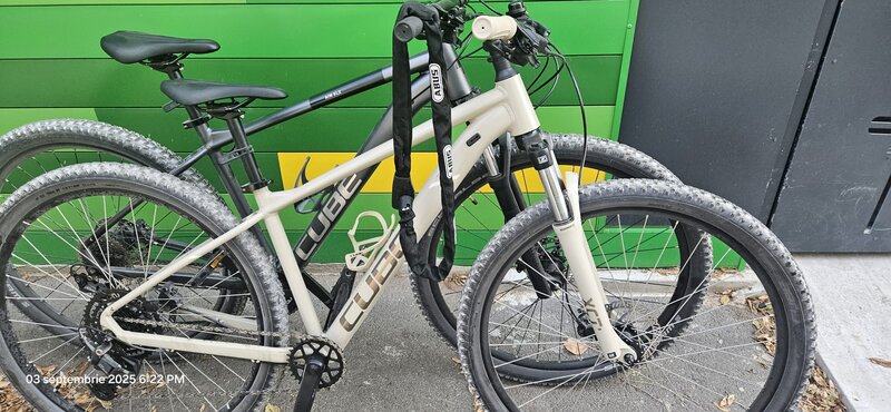 Pachet: 2 biciclete cu 2 locuri de parcare pentru ele, in Bucuresti
