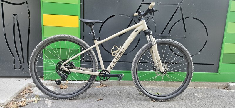 Pachet: 2 biciclete cu 2 locuri de parcare pentru ele, in Bucuresti