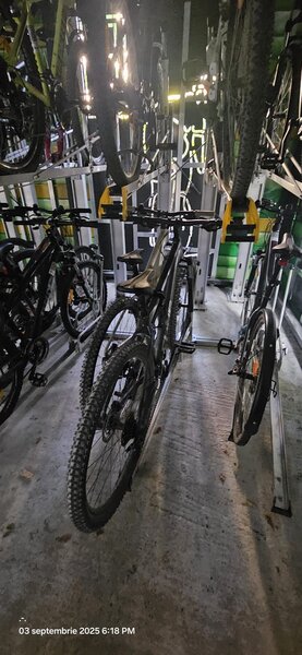 Pachet: 2 biciclete cu 2 locuri de parcare pentru ele, in Bucuresti